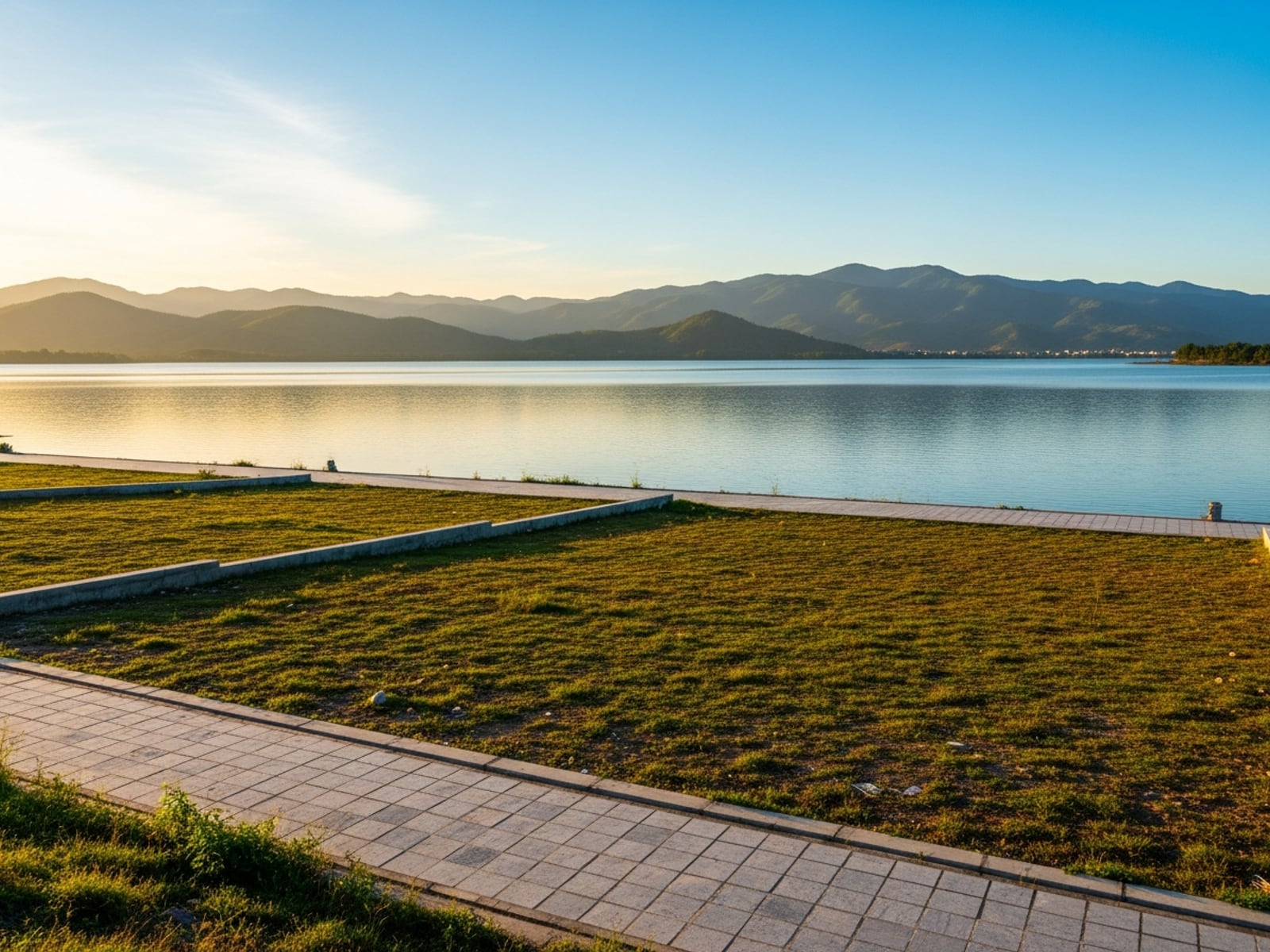 Lô đất thổ cư view Đầm Vạc, đường đôi rộng 24 m