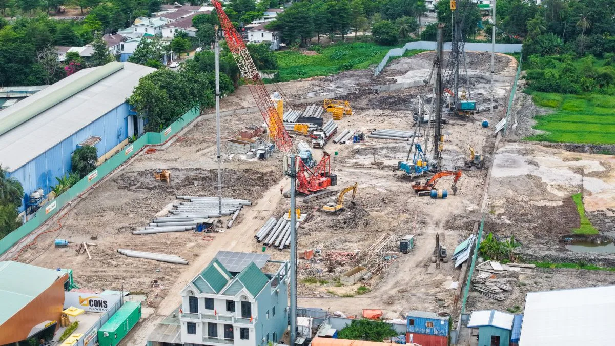 Công trường giai đoạn thi công cọc và móng của hai block.
