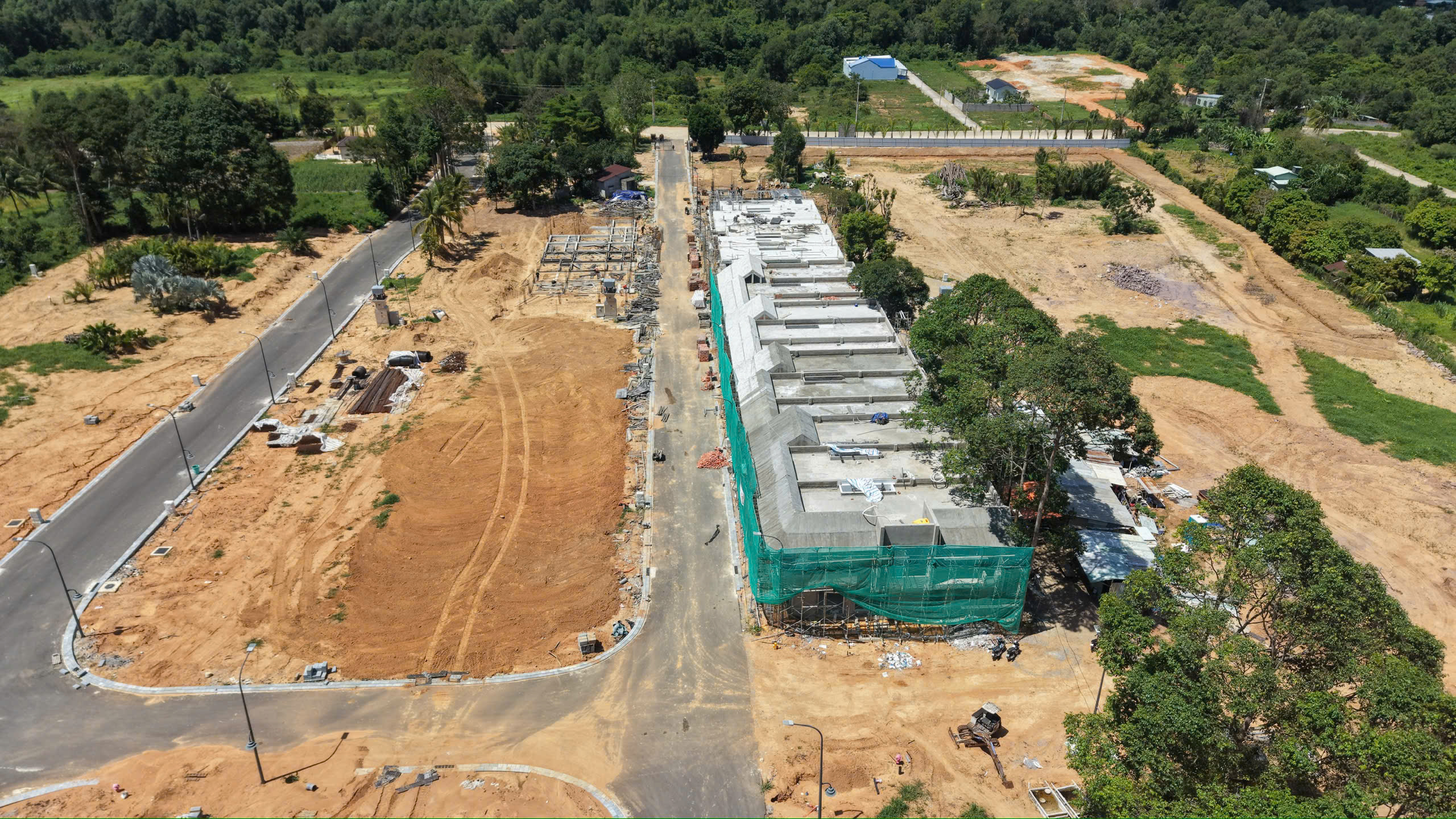 Shophouse hoàn thiện ngoại thất – dọc trục đường chính